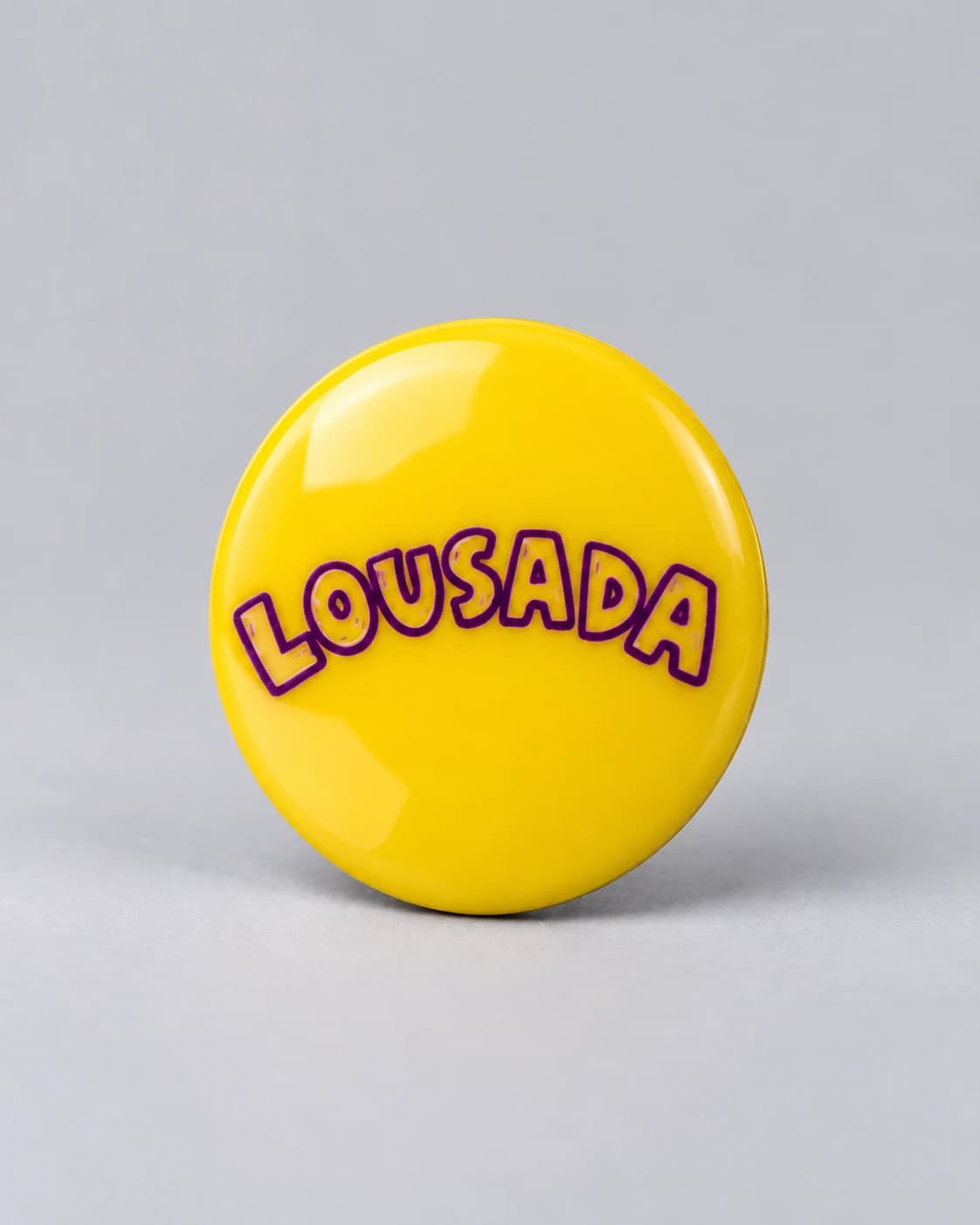 Íman de dorsal Lousada amarelo — vista isolada sobre fundo cinzento
