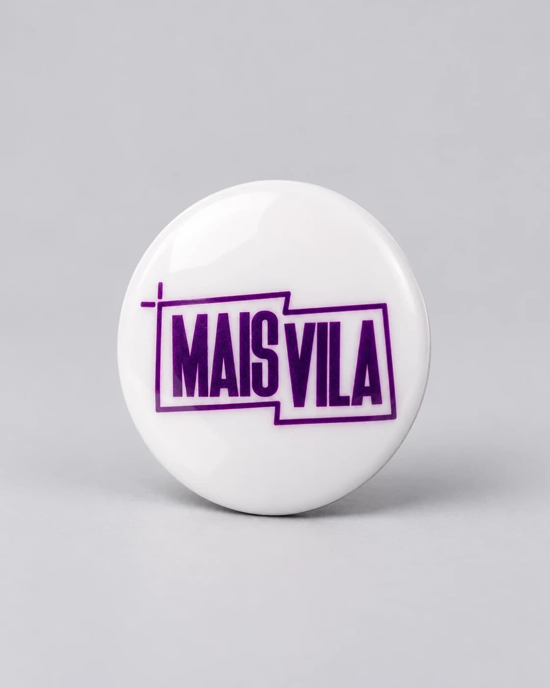 Íman de dorsal MaisVila branco — vista isolada sobre fundo cinzento